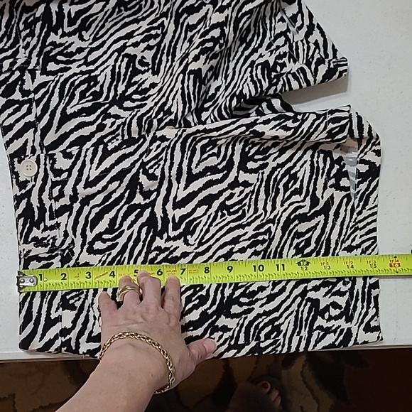 Jones New York Sport women's zebra print shorts size 6 - Picture 7 of 8